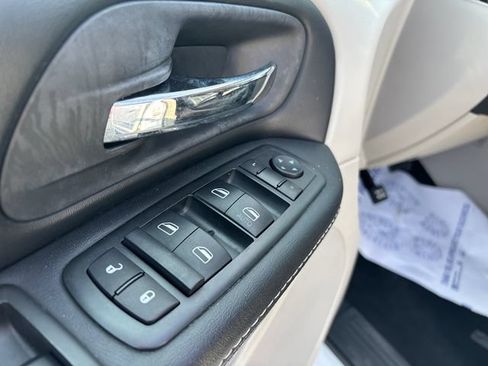 Used 2015 Chrysler Town & Country Touring FWD image 12
