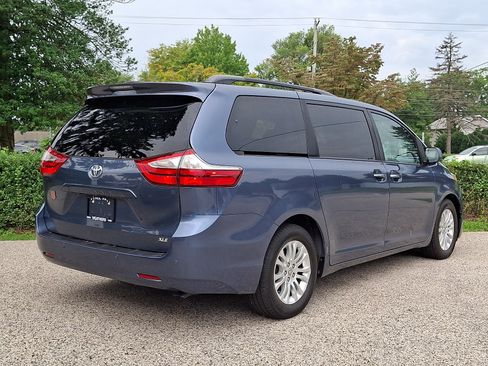 Used 2017 Toyota Sienna XLE Premium FWD image 6