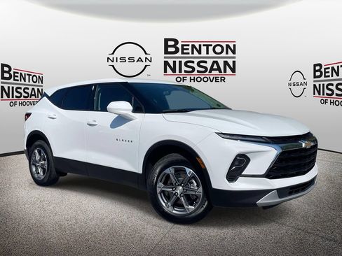 Used 2025 Chevrolet Blazer LT FWD image 1