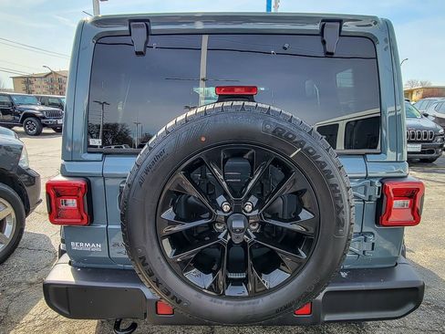 Used 2025 Jeep Wrangler Unlimited Sahara image 5