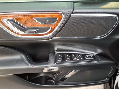 Used 2017 Lincoln Continental Select image 16