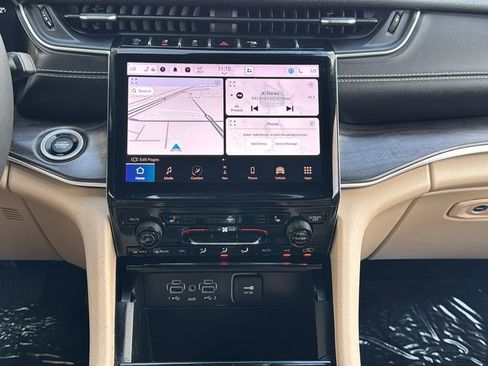 Used 2023 Jeep Grand Cherokee Limited image 12