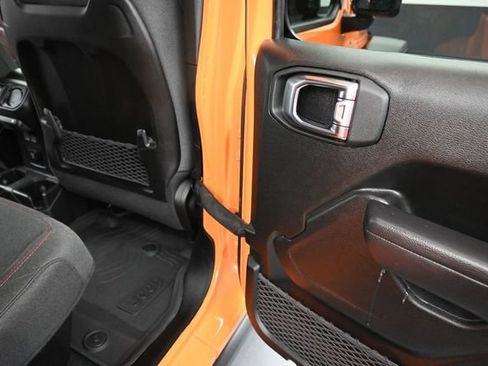 Used 2025 Jeep Gladiator Rubicon w/ Convenience Group AWD/4WD image 19
