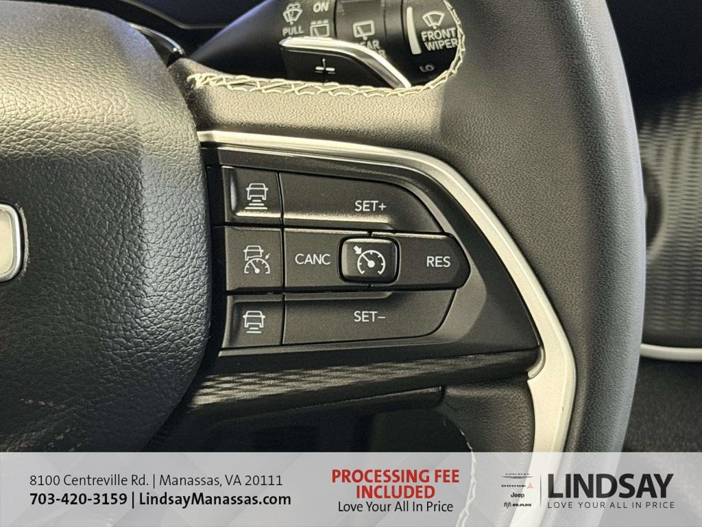 Used 2023 Jeep Grand Cherokee Laredo AWD/4WD image 30