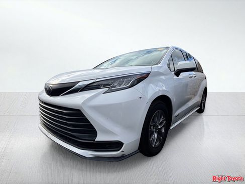 Used 2021 Toyota Sienna LE FWD image 2