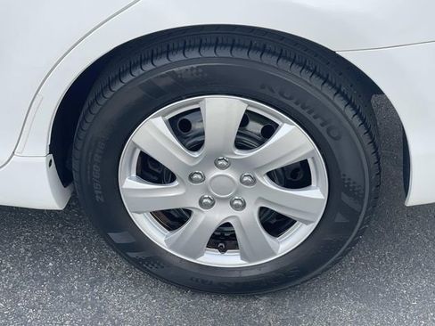 Used 2011 Toyota Camry LE image 37