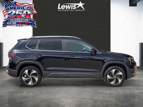 Used 2025 Volkswagen Taos SE AWD/4WD image 5