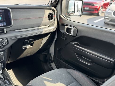 Used 2024 Jeep Wrangler Unlimited Rubicon image 18