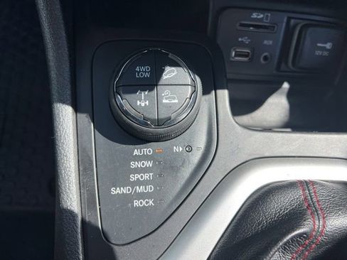 Used 2017 Jeep Cherokee Trailhawk image 21