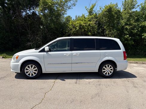 Used 2014 Chrysler Town & Country Touring FWD image 3