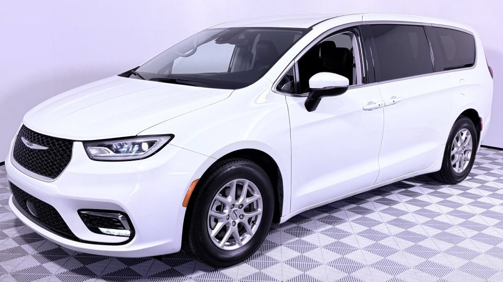 Used 2023 Chrysler Pacifica Touring-L FWD image 6