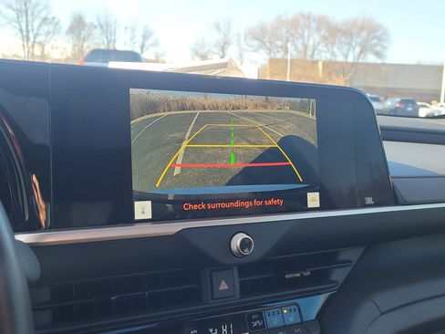 Used 2023 Toyota Crown Limited image 25