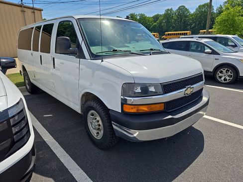 Used 2017 Chevrolet Express 3500 LT w/ LT Preferred Equipment Group RWD image 3