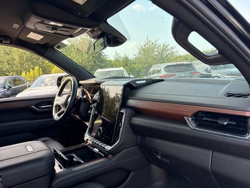 Used 2025 GMC Yukon Denali AWD/4WD image 14