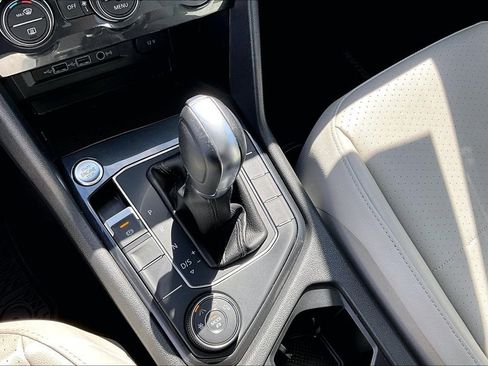 Used 2019 Volkswagen Tiguan SE w/ Panoramic Sunroof Package image 28