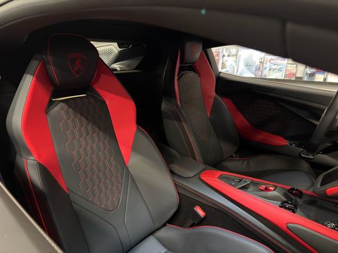 Used 2024 Lamborghini Revuelto AWD/4WD image 31