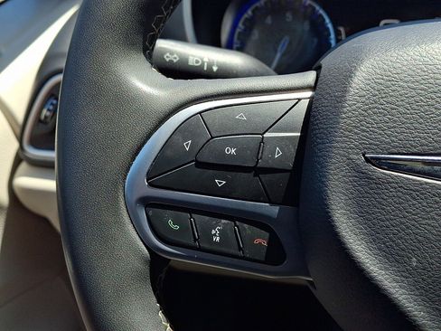 Used 2023 Chrysler Pacifica Touring-L FWD image 21
