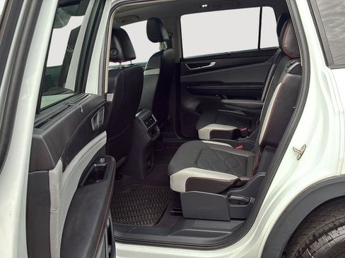 Used 2024 Volkswagen Atlas Peak Edition SE AWD/4WD image 29