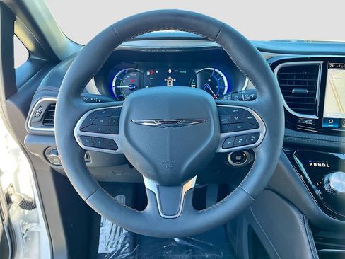 Certified 2024 Chrysler Pacifica Pinnacle image 11
