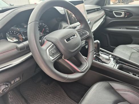 Used 2025 Jeep Compass Trailhawk AWD/4WD image 7