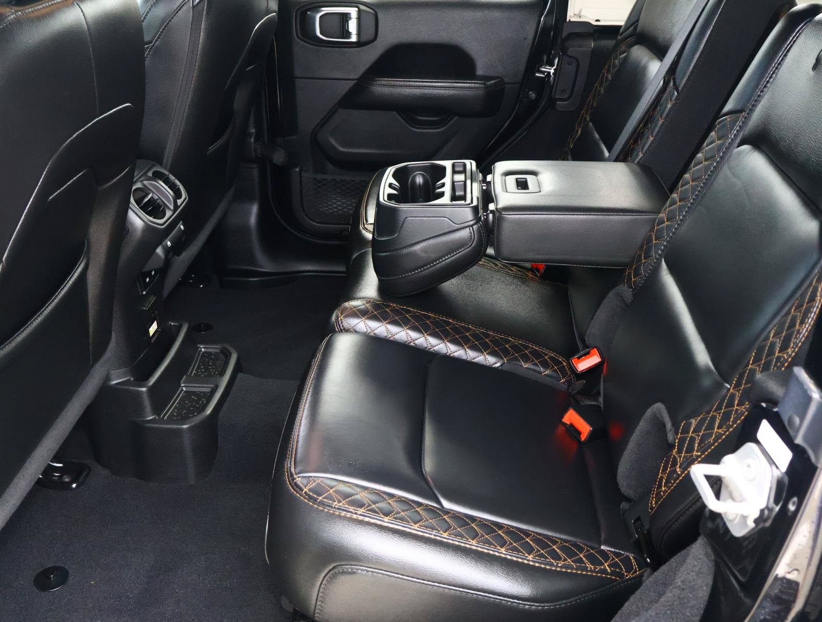 Used 2022 Jeep Wrangler Unlimited Sahara AWD/4WD image 19