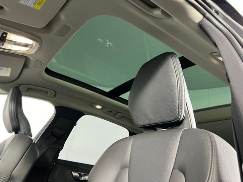 Used 2025 Volvo XC60 B5 Plus image 22