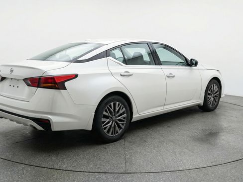Used 2025 Nissan Altima 2.5 SV FWD image 9