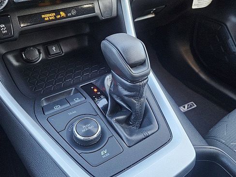 Used 2022 Toyota RAV4 XLE w/ Convenience Package image 14