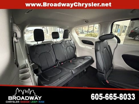 Used 2024 Chrysler Pacifica Touring-L image 12