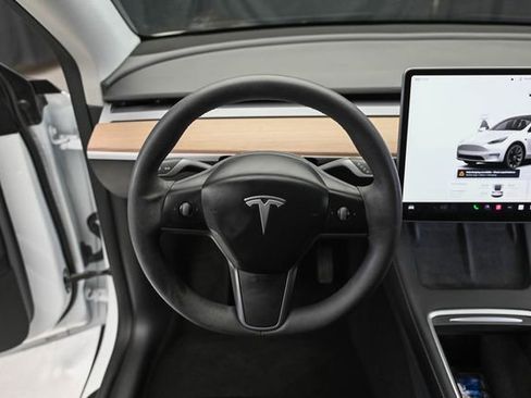 Used 2022 Tesla Model Y Long Range image 23