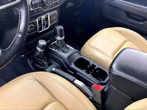 Used 2018 Jeep Wrangler Unlimited Sahara AWD/4WD image 15