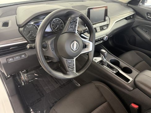 Used 2025 Nissan Altima 2.5 SV FWD image 15