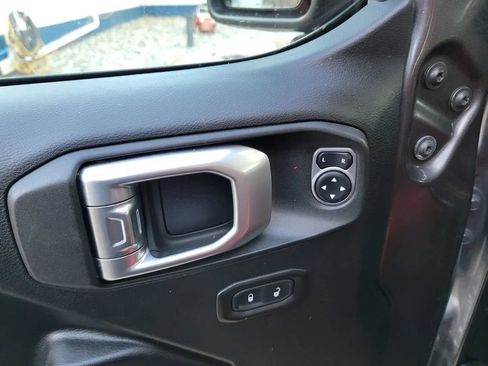Used 2018 Jeep Wrangler Unlimited Rubicon w/ Dual Top Group AWD/4WD image 11