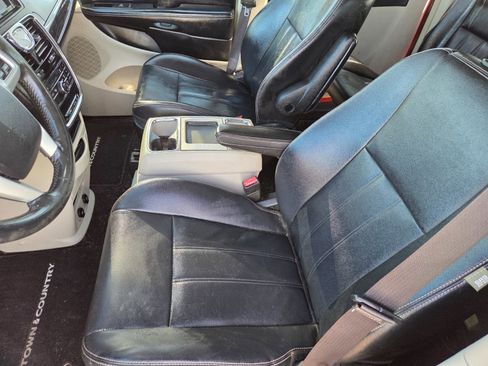 Used 2014 Chrysler Town & Country Touring image 6