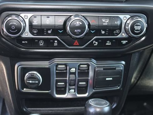 Used 2023 Jeep Wrangler Unlimited Sahara AWD/4WD image 15
