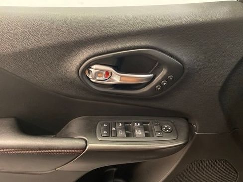 Used 2019 Jeep Cherokee Trailhawk AWD/4WD image 19