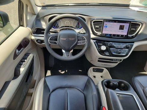 Used 2023 Chrysler Pacifica Touring-L FWD image 20