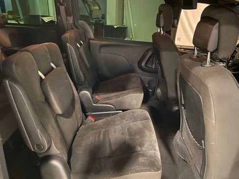 Used 2018 Dodge Grand Caravan SE image 30
