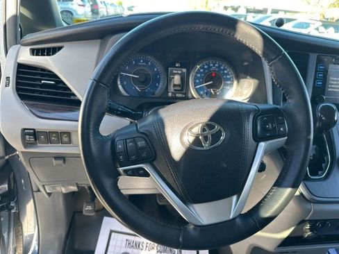 Used 2017 Toyota Sienna XLE Premium image 18
