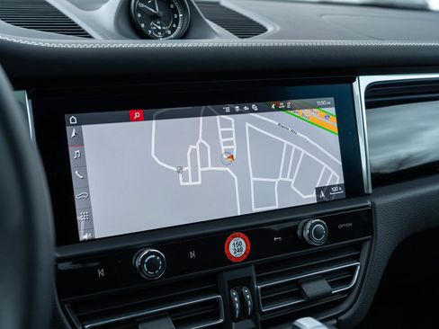 Certified 2025 Porsche Macan image 27