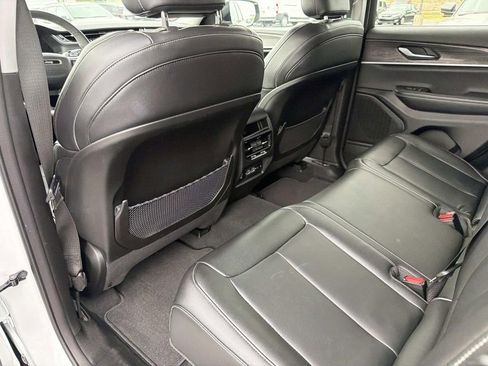 Used 2023 Jeep Grand Cherokee Limited w/ Black Appearance Package RWD image 16