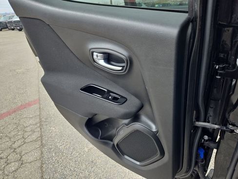 Used 2021 Jeep Renegade Sport image 17