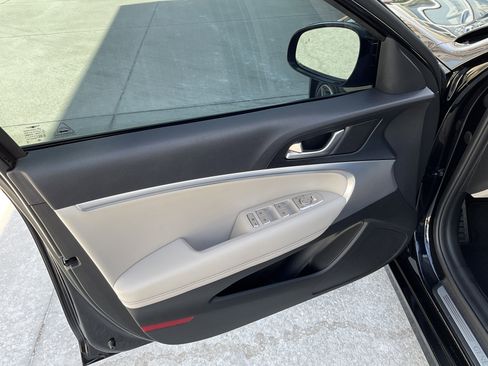 Used 2023 Genesis G70 2.0T image 8