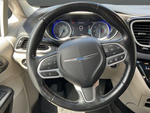 Used 2021 Chrysler Pacifica Touring-L FWD image 20