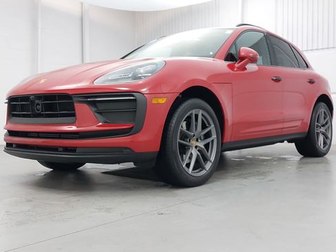 Used 2025 Porsche Macan image 1