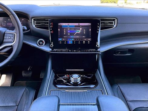 Certified 2024 Jeep Wagoneer L Series II w/ Flexible Seating Group image 12