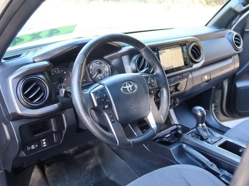 Used 2016 Toyota Tacoma TRD Off-Road w/ Premium & Technology Package AWD/4WD image 16