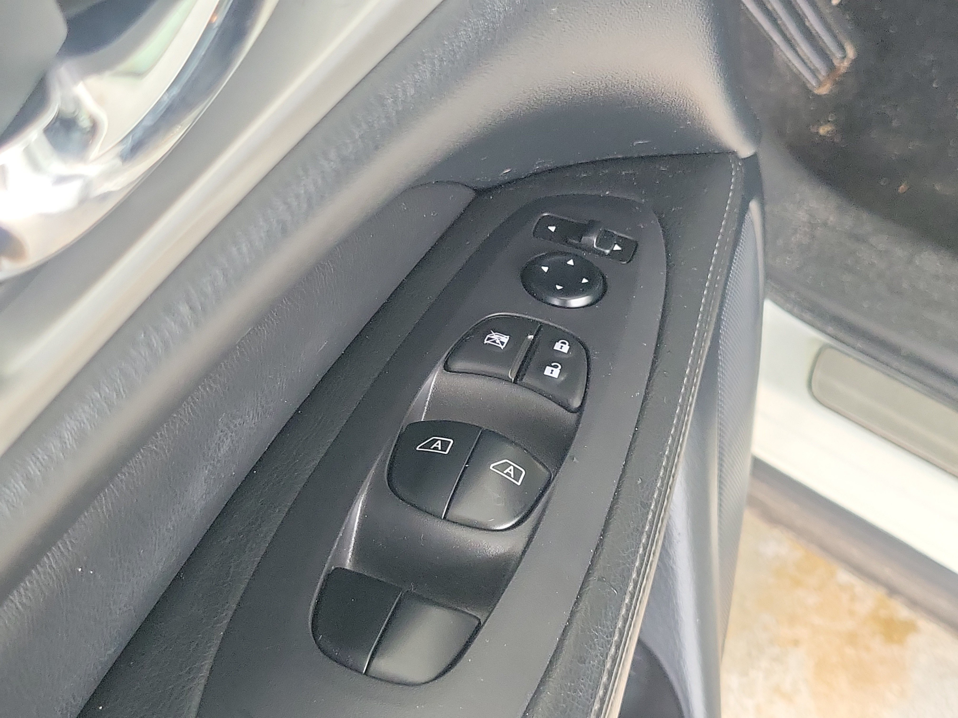 Used 2020 Nissan Pathfinder Platinum FWD image 16