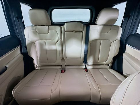 New 2025 Jeep Grand Cherokee Limited w/ Black Appearance Package image 10