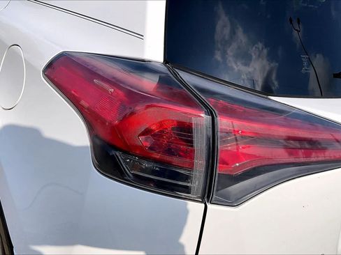 Used 2018 Toyota RAV4 LE FWD image 29